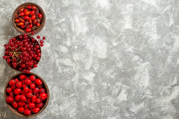 Vue de dessus baies rouges fruits moelleux sur fond blanc