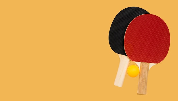 Vue de dessus de la balle de ping-pong avec pagaies et espace copie