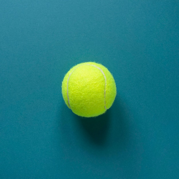 Vue de dessus d'une balle de tennis