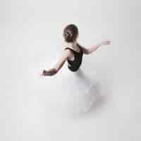 Photo gratuite la vue de dessus de la ballerine adolescente sur l'espace blanc
