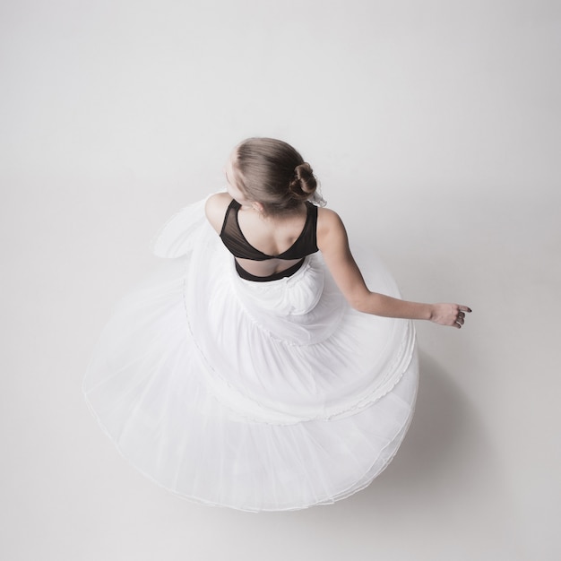 La Vue De Dessus De La Ballerine Adolescente Sur Studio Blanc