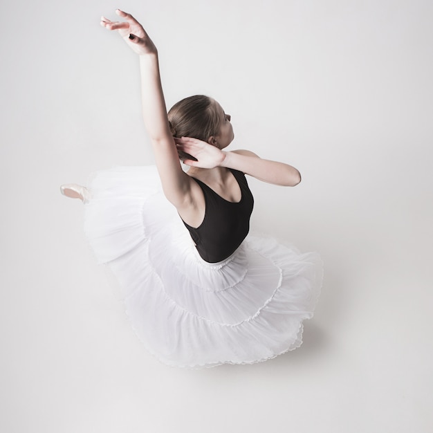 La vue de dessus de la ballerine teen sur blanc