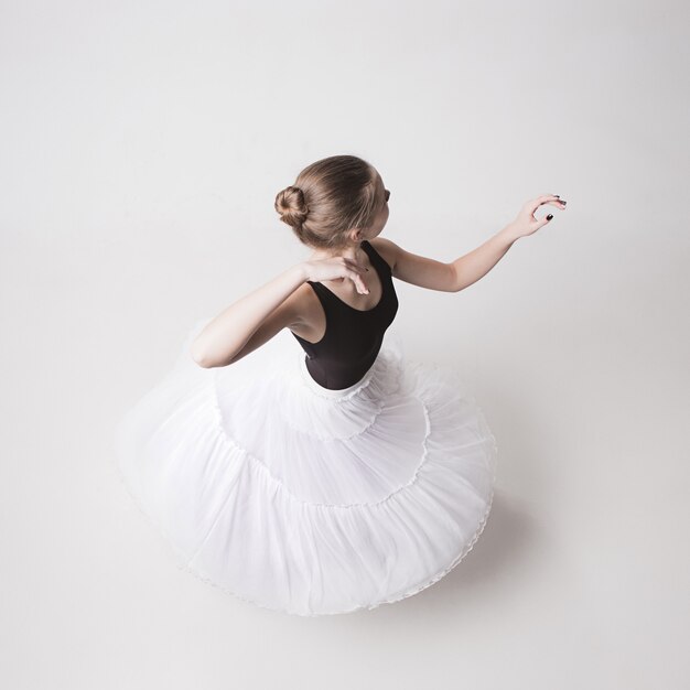 La vue de dessus de la ballerine teen sur fond de studio blanc