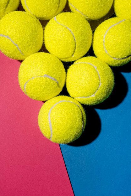 Vue de dessus des balles de tennis en forme de triangle