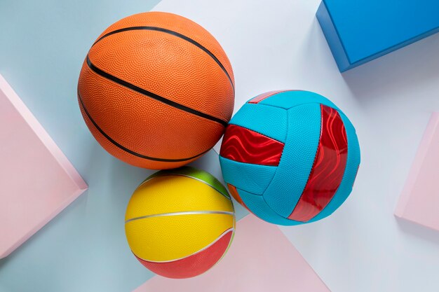 Vue de dessus des ballons de basket avec football
