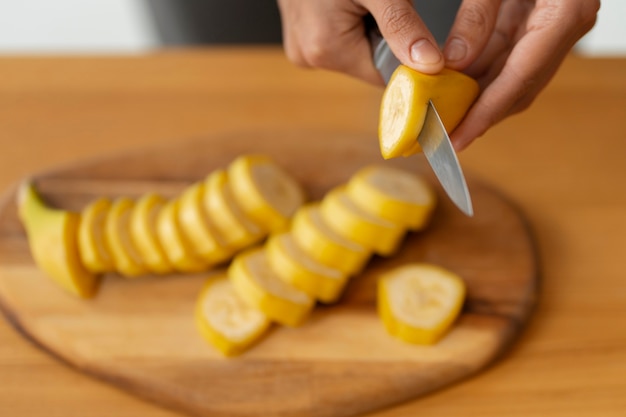 Vue de dessus banane coupée sur planche de bois