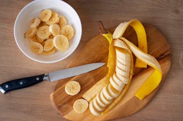 Vue de dessus banane coupée sur planche de bois