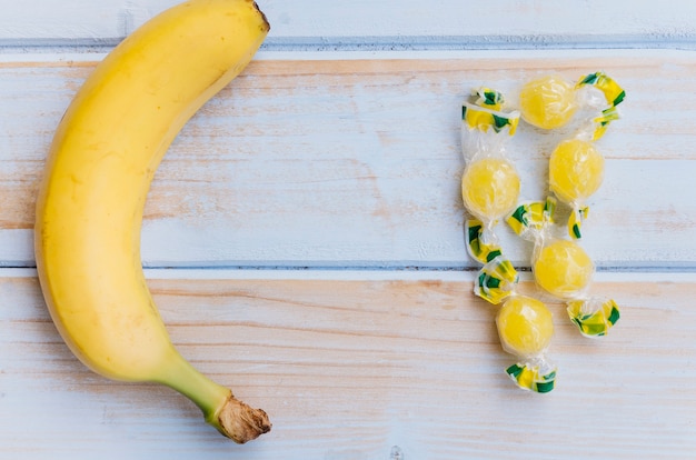 Vue de dessus banane vs bonbons