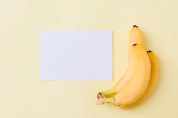 Vue de dessus des bananes avec du papier
