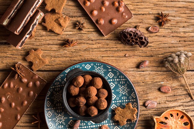 Vue de dessus barre de chocolat et bonbons