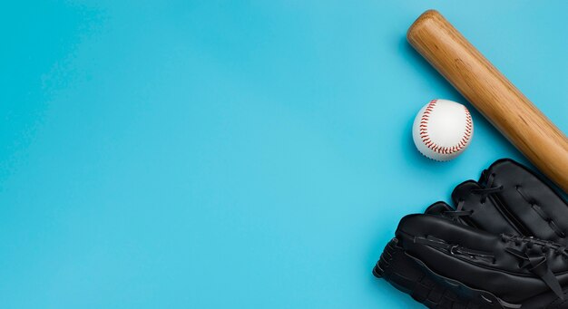 Vue de dessus d'une batte de baseball avec ballon et gants