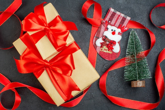 Photo gratuite vue de dessus de beaux cadeaux noël chaussette arbre de noël sur fond sombre