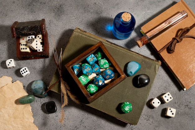 Photo gratuite vue de dessus sur de beaux objets de nature morte rpg