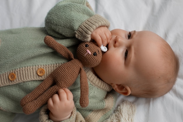 Photo gratuite vue de dessus bébé mignon avec animal en peluche