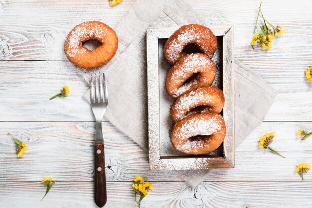 Vue de dessus de beignets appétissants