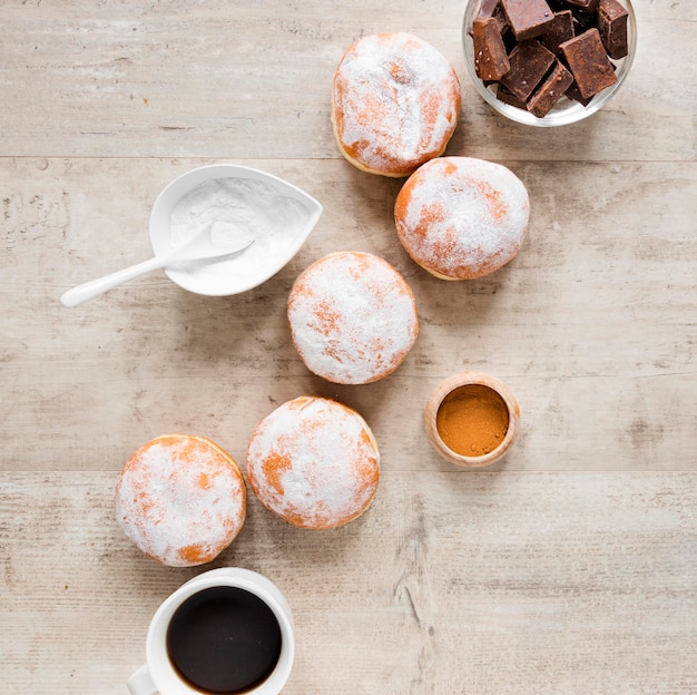 Vue De Dessus Des Beignets Avec Du Sucre En Poudre Et Des Morceaux De Chocolat