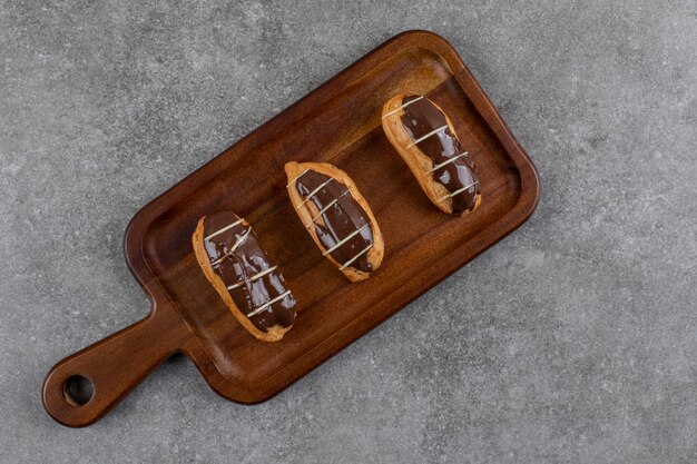 Vue de dessus de beignets frais faits maison sur planche de bois.