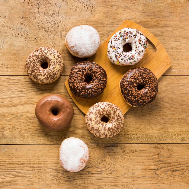 Vue de dessus des beignets sur une planche à découper