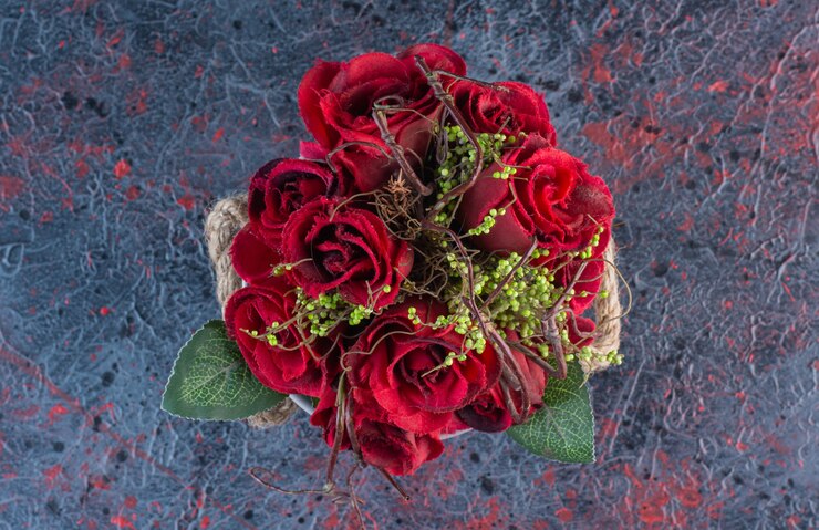Photo gratuit vue de dessus de belles roses rouges sur marbre