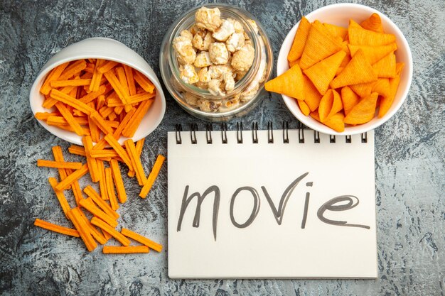 Vue de dessus biscottes au fromage avec cips et pop-corn sur une surface légère