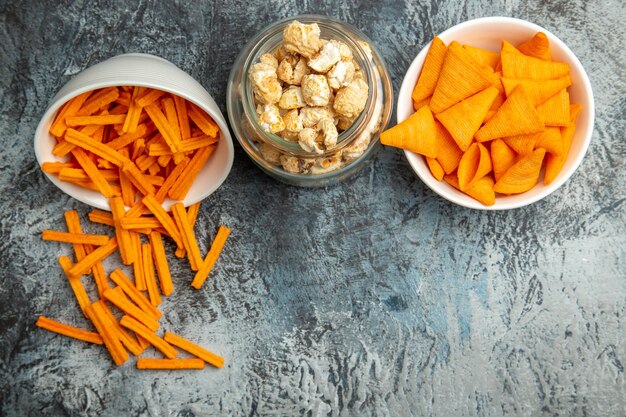 Vue de dessus biscottes au fromage avec cips et pop-corn sur une surface légère