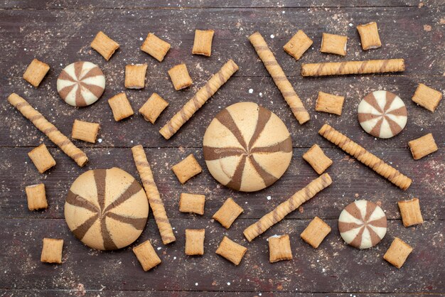 Vue de dessus biscuits au chocolat délicieux et sucrés sur le bureau en bois sucré croustillant photo