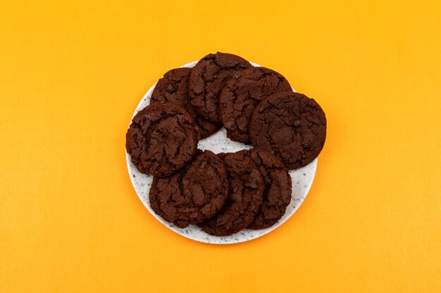 Vue de dessus des biscuits au chocolat sur une surface jaune