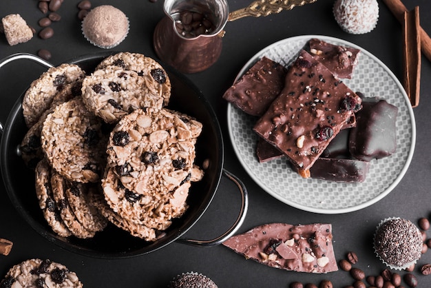 Une vue de dessus de biscuits au muesli au chocolat et des truffes sur une goutte noire