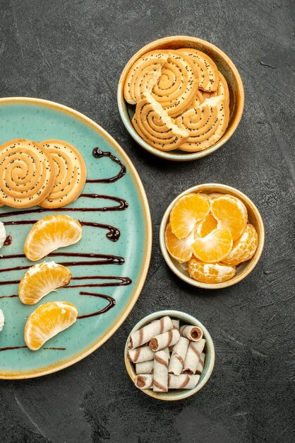 Vue de dessus des biscuits au sucre avec des bonbons et des biscuits sur fond gris