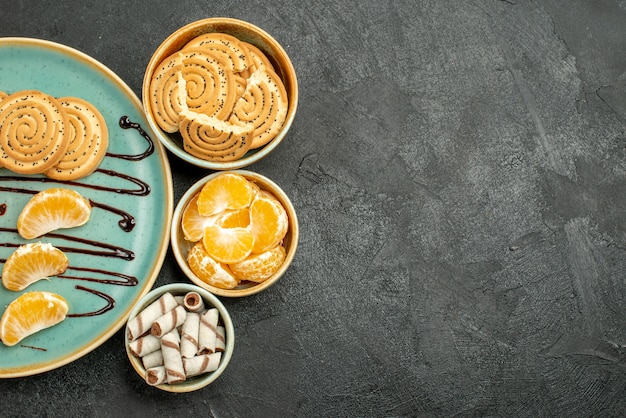 Vue de dessus des biscuits au sucre avec des bonbons à la noix de coco sur le fond gris