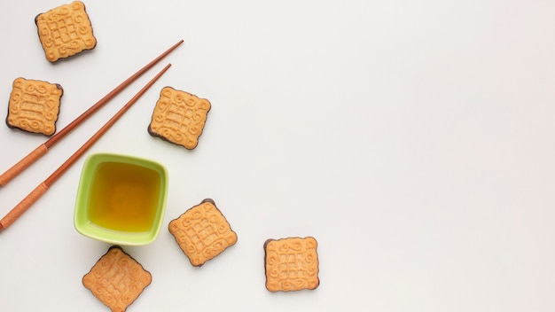 Vue de dessus des biscuits et des baguettes faits maison avec copie espace