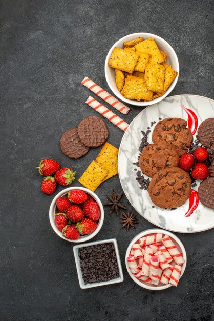 Vue de dessus des biscuits choco avec des bonbons et des fruits