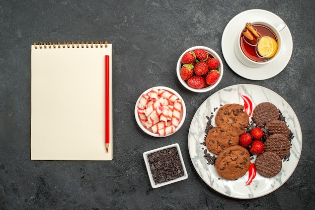 Vue de dessus biscuits choco avec tasse de thé