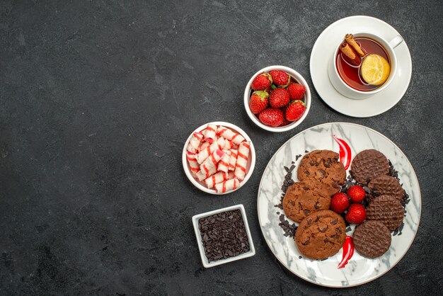 Vue de dessus biscuits choco avec tasse de thé