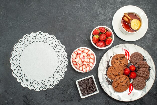 Vue de dessus biscuits choco avec tasse de thé