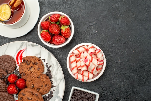 Vue de dessus biscuits choco avec tasse de thé