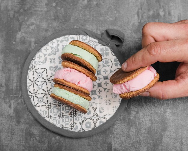 Vue de dessus des biscuits à la crème glacée