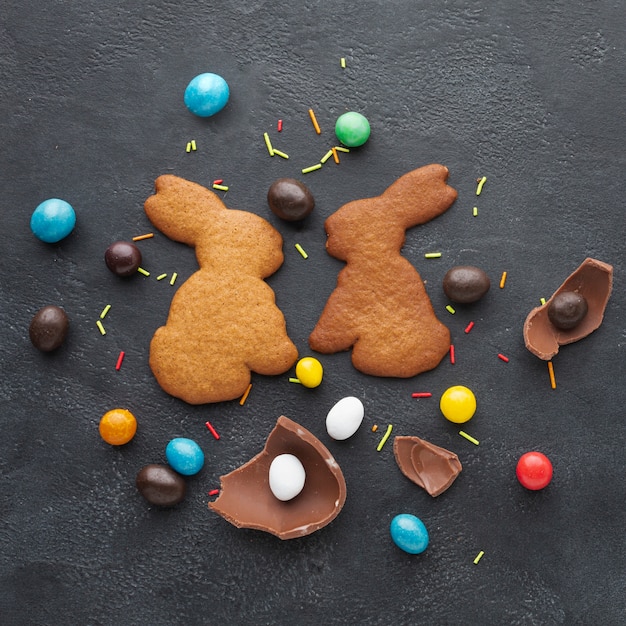 Vue de dessus des biscuits en forme de lapin pour Pâques et bonbons