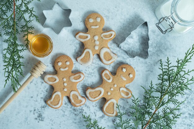 Vue de dessus de biscuits frais faits maison sur blanc.