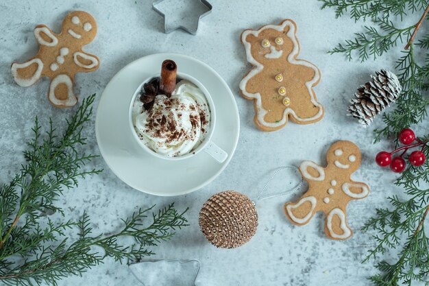 Vue de dessus de biscuits frais faits maison avec de la crème glacée.