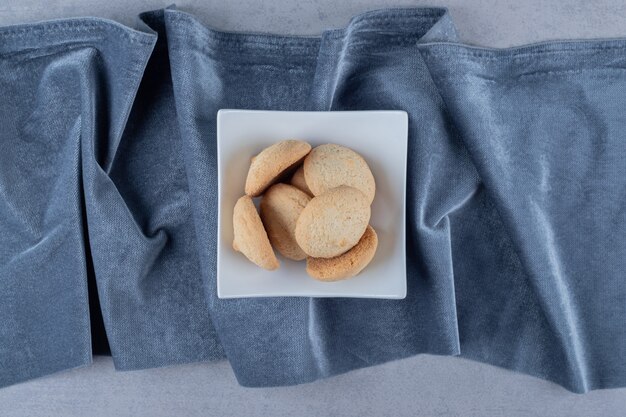 Vue de dessus des biscuits frais faits maison dans un bol blanc