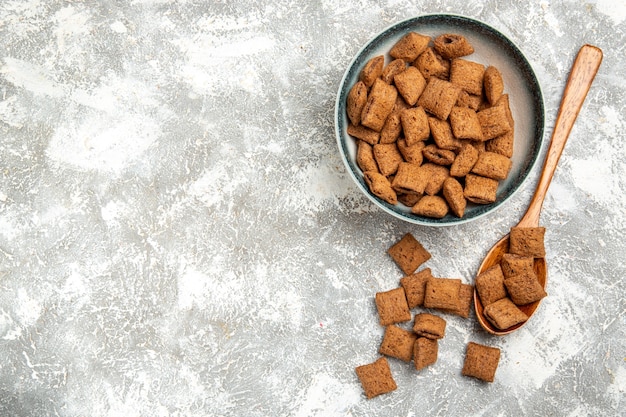 Vue de dessus biscuits d'oreiller sucrés à l'intérieur de la plaque sur un sol blanc biscuit sucré au lait d'enfant