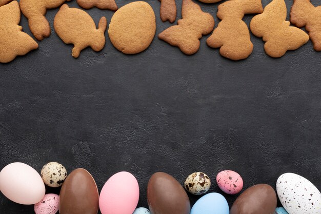 Vue de dessus des biscuits de Pâques avec des œufs en chocolat