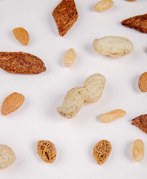 Vue de dessus des biscuits salés craquelins au pain arachides salées et croustillantes sur blanc