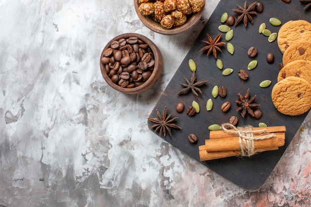 Vue de dessus des biscuits sucrés au café et aux noix sur la table lumineuse