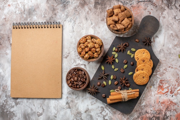 Vue de dessus des biscuits sucrés au café et aux noix sur la table lumineuse