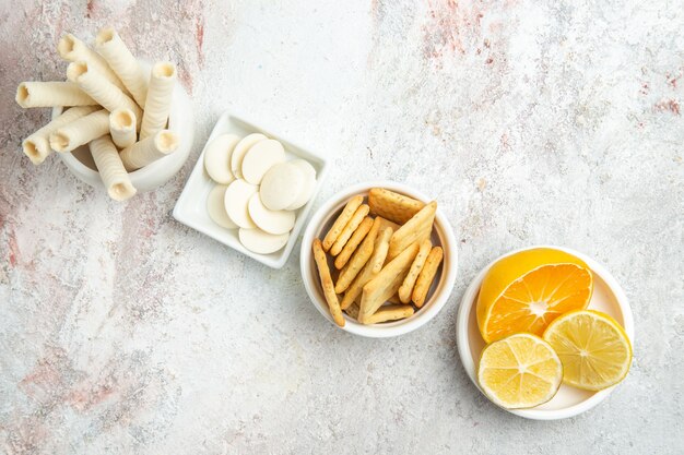 Vue de dessus biscuits sucrés au citron et craquelins sur table blanche biscuit fruits sucrés