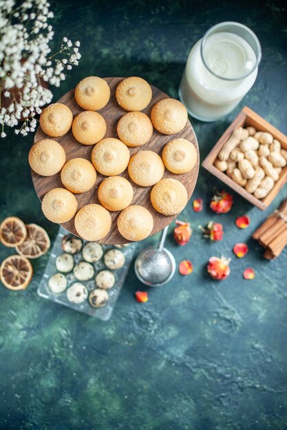 Vue de dessus des biscuits sucrés aux noix et au lait sur fond bleu foncé tarte biscuit thé biscuit sucre gâteau