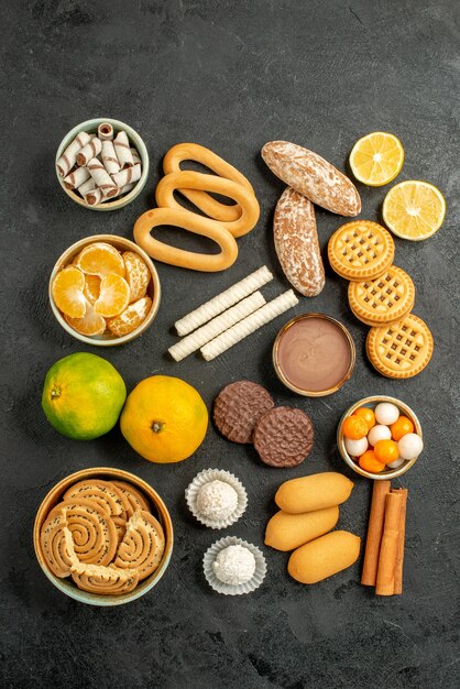 Vue de dessus des biscuits sucrés avec des biscuits et des bonbons sur fond gris