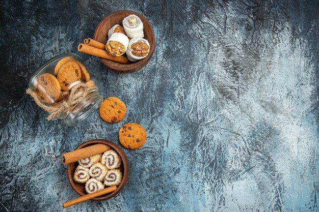 Vue de dessus des biscuits sucrés avec des confitures sur une surface sombre